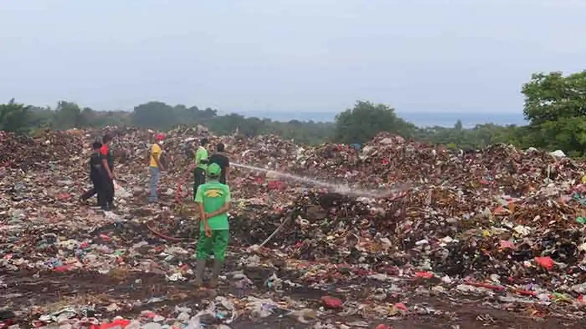 Tekan Bau Sampah, DLH Buleleng Semprot Ekoenzim di TPA Bengkala