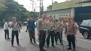 Kombes-Pol-Komarudin-didampingi-AKBP-Andi-Yudha-Pranata-olah-TKP-laka-bus-di-Kota-batu.jpg