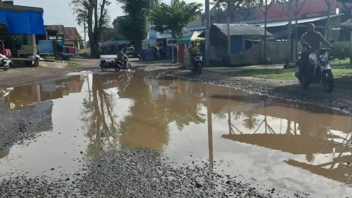 Jalan Pasar Seuneulop Baru Montasik Seperti Kubangan Kerbau, Pengendara Sulit Melintas