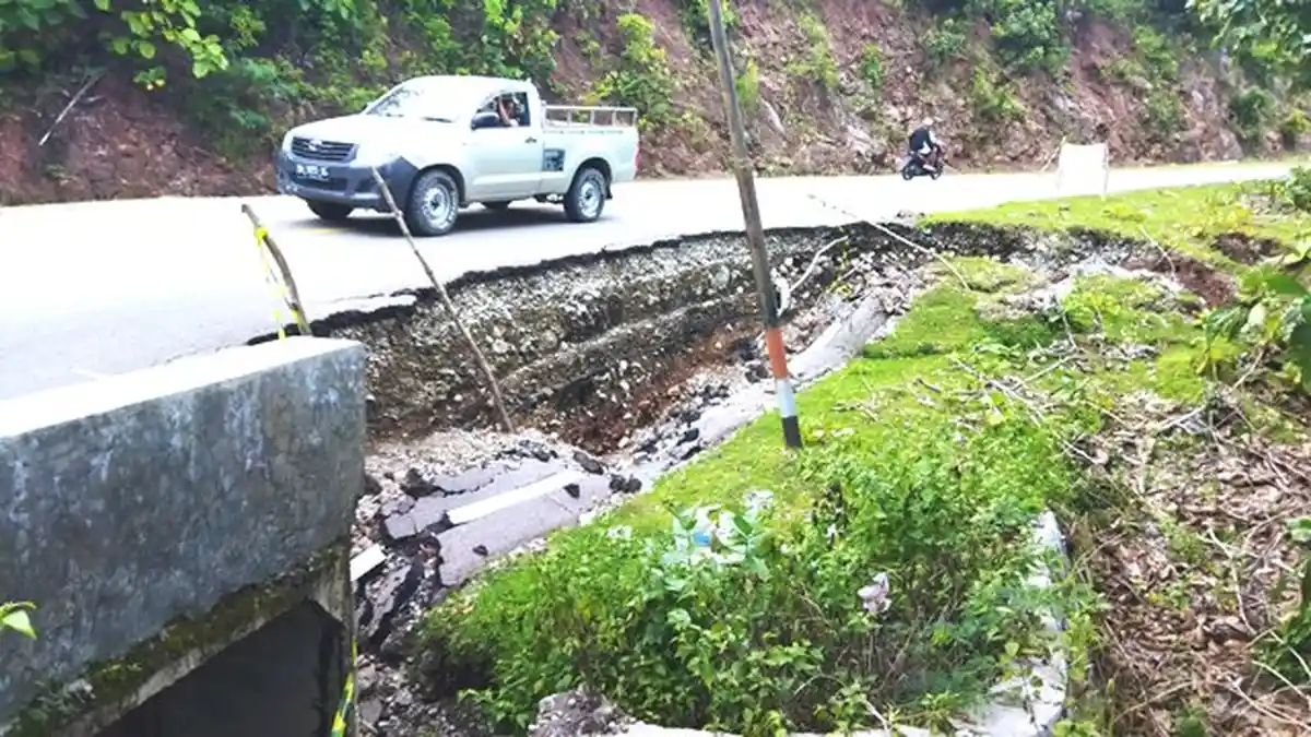 Warga Minta Pemerintah Bangun Tembok Penahan Jalan Atambua-Atapupu
