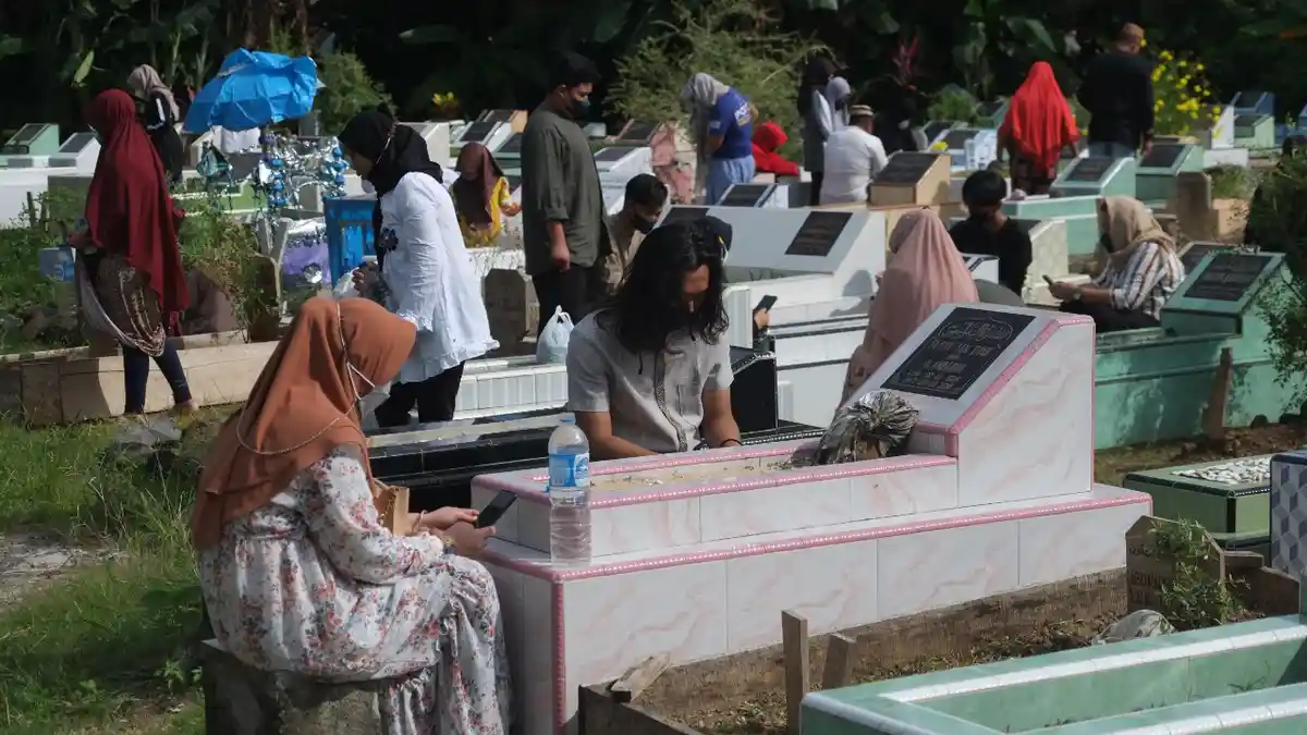 Doa Islam Ketika Ziarah Kubur Orang Tua, Ketahui Adabnya