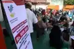 Warga Antri Ambil Bantuan Sosial Tunai (BST) di Kantor Pos
