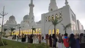 antrean-pengunjung-Masjid-Raya-Sheikh-Zayed-Solo.jpg