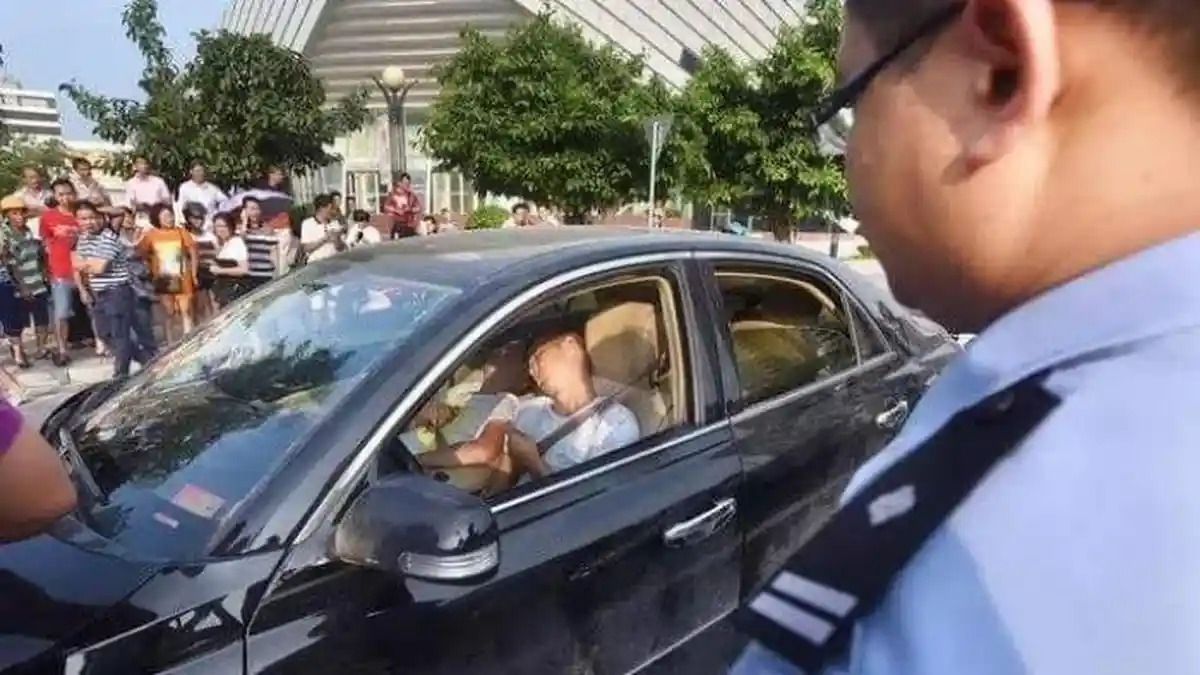 Ada-ada Saja, Dua Remaja Ini Tertidur Pulas Saat Tunggu Lampu Merah