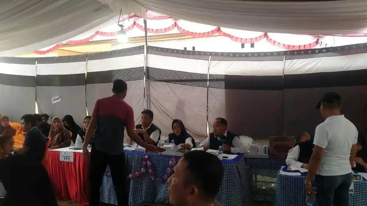 BREAKING NEWS Warga Ramai Mencoblos di TPS 4 Palopo, Lokasi Bupati Pohuwato Syarif Mbuinga Nyoblos