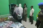 Petugas-satpol-PP-menggeledah-sejumlah-kamar-kos-di-Kelurahan-Meri.jpg