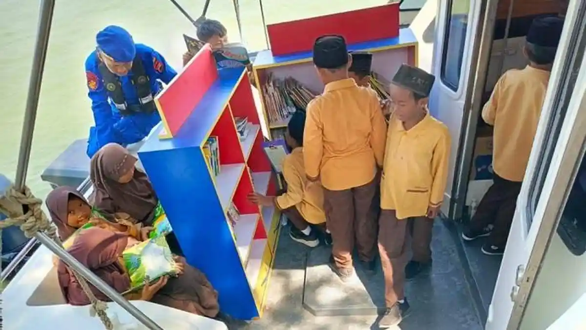 Anak-anak Pesisir Kendal Punya Tempat Baca Asyik, Perpustakaan Apung dari Kapal Milik Satpolairud