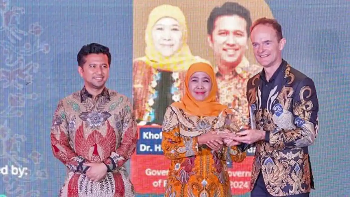 Berkontribusi Hubungan Inggris-Indonesia, Khofifah-Emil Dapat Platinum ...