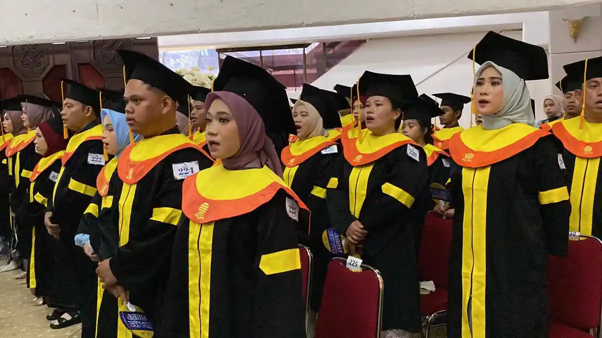 726 Lulusan Baru UT Makassar Dibekali Nilai Etika, Mandiri, dan Profesional