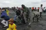 Ratusan Petugas Bersihkan Sampah di Pantai Watu Pecak Lumajang