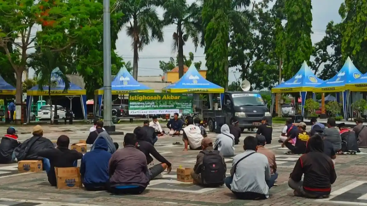 Tuntut Pembatalan Hasil Seleksi Perades Diduga Curang, Warga Istighosah Akbar di Alun-Alun Blora