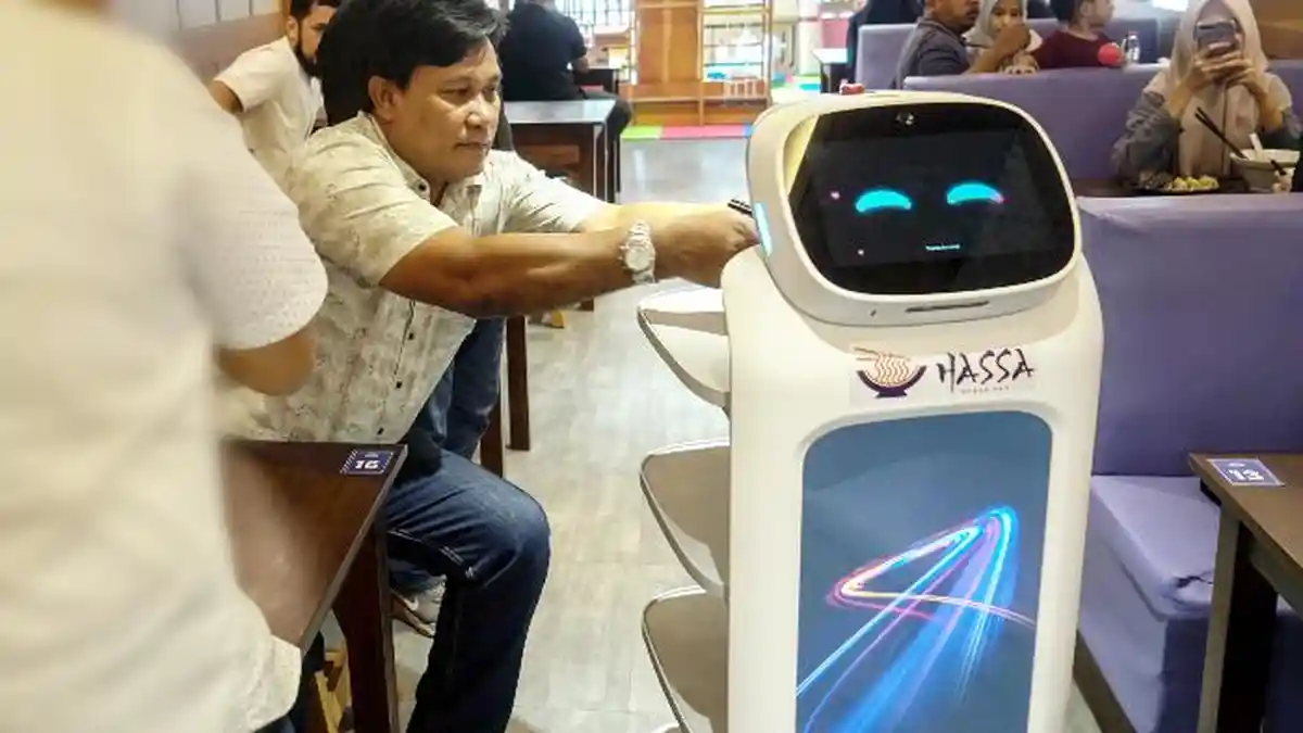 UMKM Hadirkan 'Hassa Bot', Robot Pramusaji Pertama di Hassa Ramen Banda Aceh