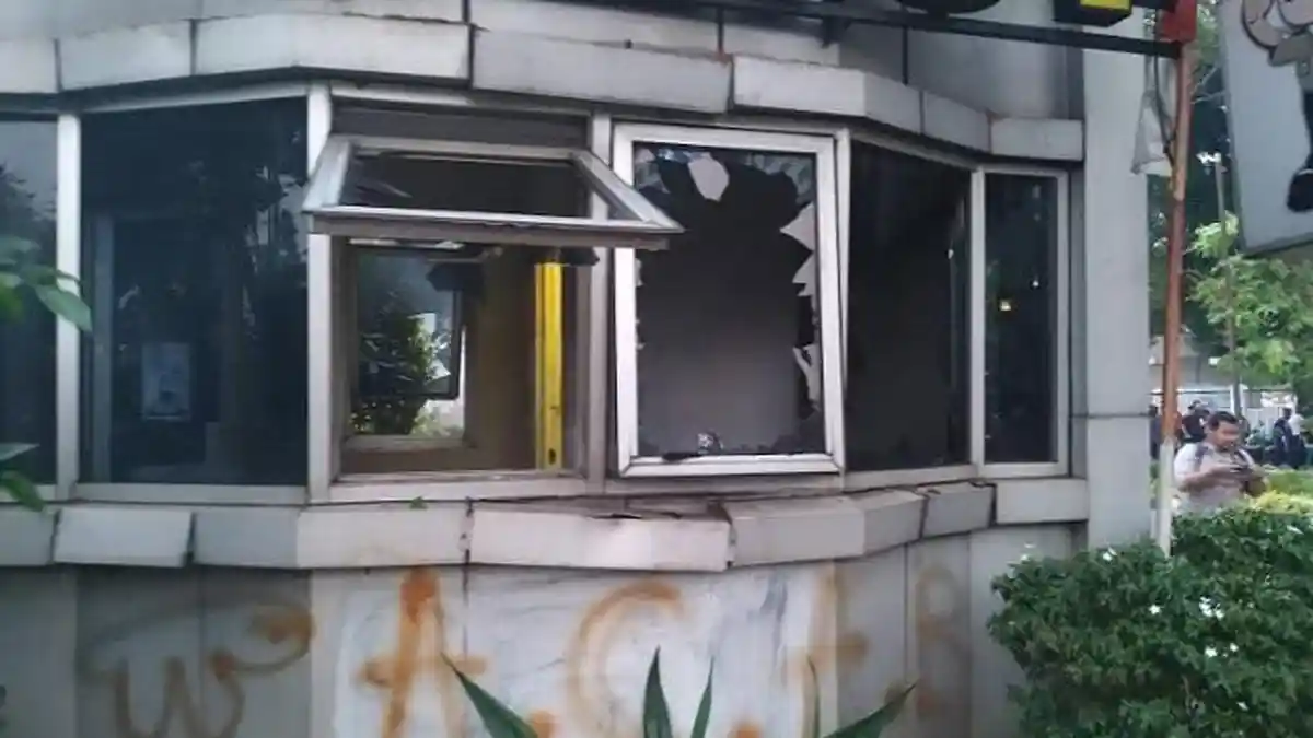 Demonstran Rusak Pos Polisi di Jalan Gerbang Pemuda