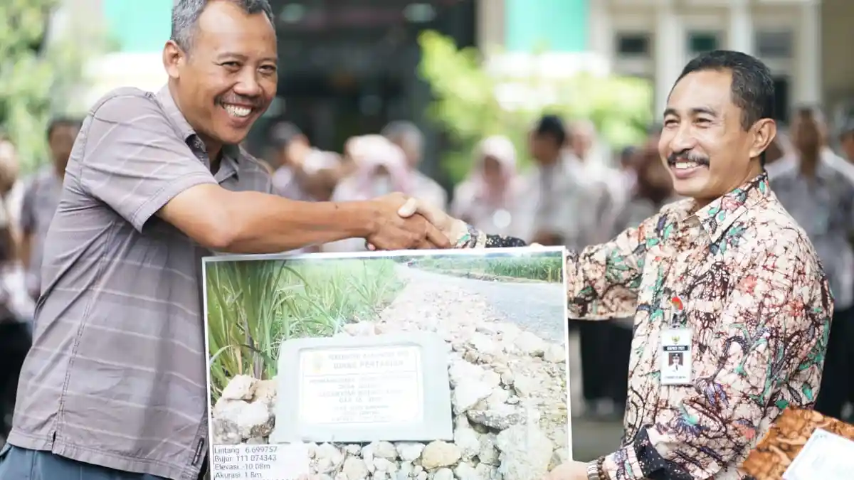 Pemkab Pati Serahkan Alsintan ke Kelompok Tani