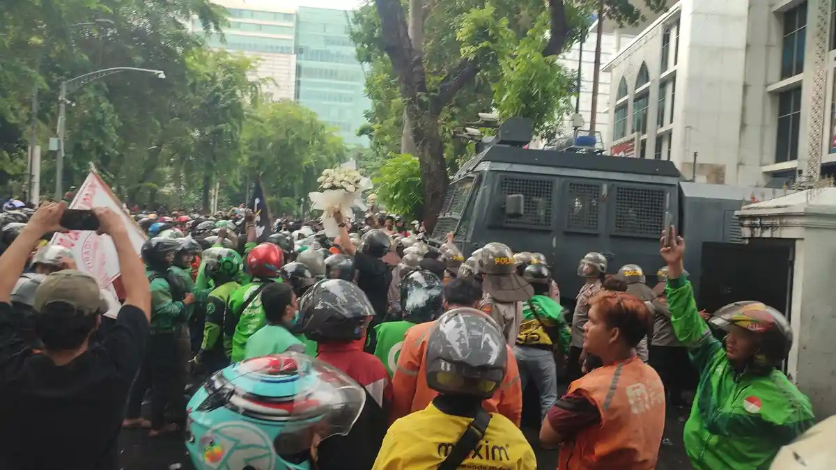 Ratusan Ojol Adang dan Lempari Mobil Water Cannon Keluar DPRD Sumut, Bawa Mawar Putih untuk Affan