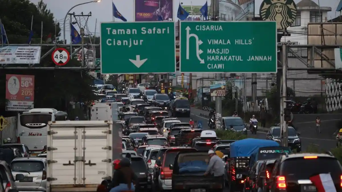 Simpang Gadog Sore ini Padat Merayap, Kendaraan Menuju Puncak Melintas Maksimal 10 Km Per Jam