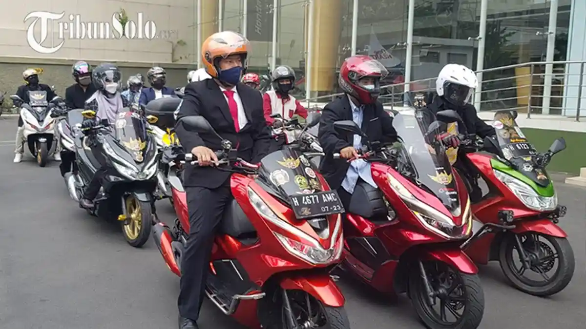 Aksi Unik Puluhan Bikers Honda PCX, Riding Pakai Jas: Borong Dagangan Pengusaha Kecil