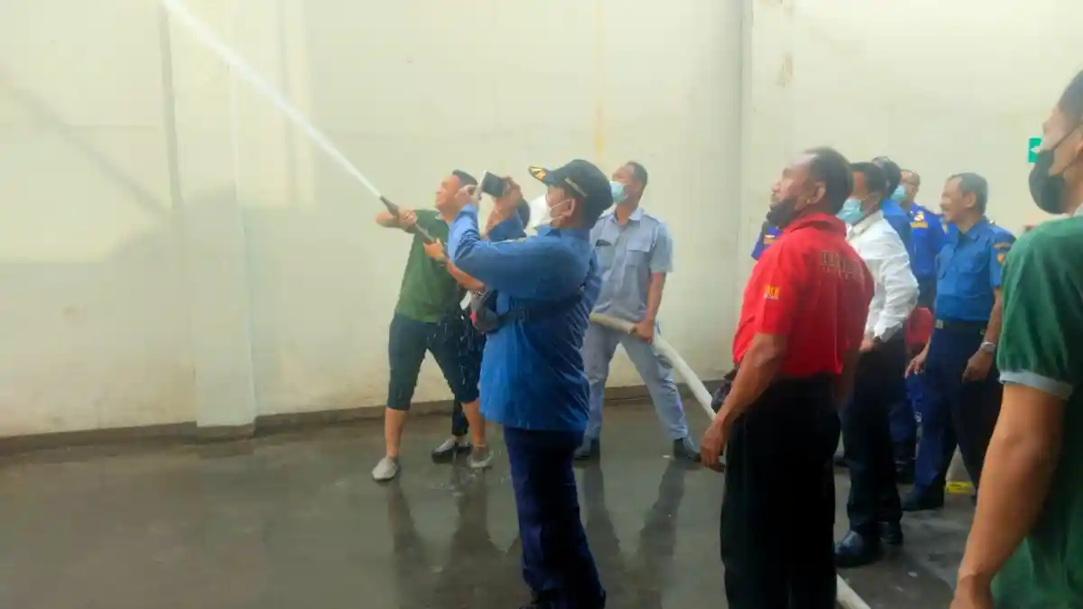 Karyawan Hotel Santika Pekalongan Dilatih Penggunaan Fire Hydrant