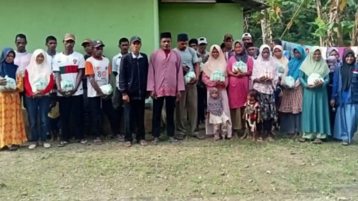 Ramadhan Berbagi, Relawan Literasi Salurkan 32 Paket Sembako untuk Warga Kampung Birit SBT