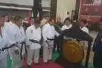 Wali-Kota-Sibolga-memukul-gong-tanda-dibukanya-Kejuaraan-Karate-Adhyaksa-Cup-KKI.jpg