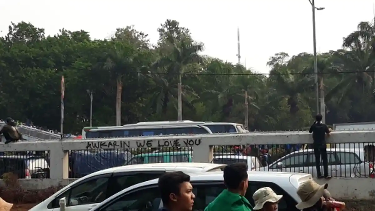 Mahasiswa Kesal dengan DPR Bikin Corat-coret