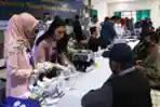 Masyarakat Antre Penukaran Uang Baru di BI Malang