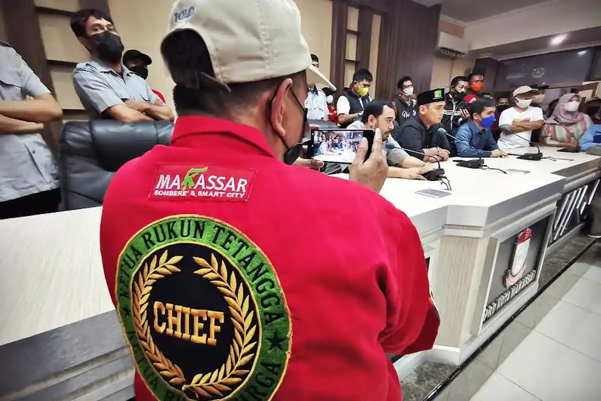 Foto: Mantan Ketua RT/RW Unjuk Rasa di Kantor DPRD Makassar - mantan-ketua-rtrw-dari-15-kecamatan-se-kota-makassar-berunjuk-rasa-3.jpg