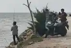 Ngabuburit di Pesisir Pantai Martajasah, Warga Bangkalan Nikmati Temaram Senja, Ada Spot Mancing