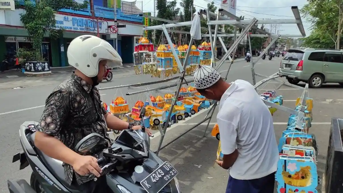 Lampion Lebaran di Kudus Mulai Diburu Masyarakat, Harga Cuma Rp 20 Ribu per Item