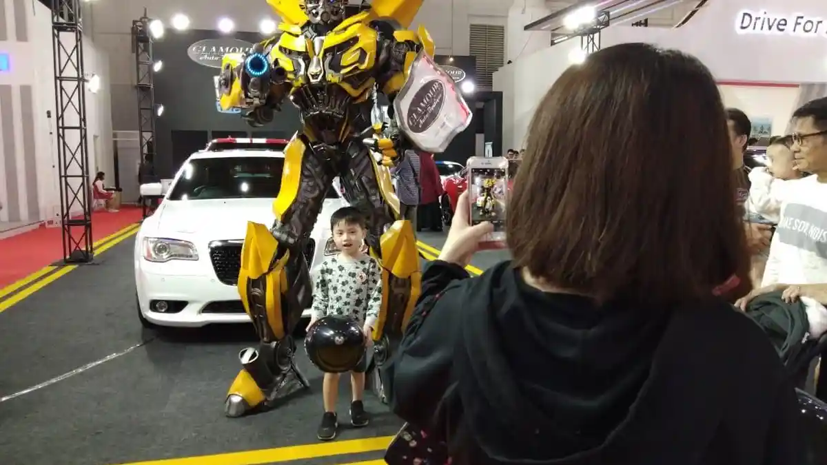 Bumblebee, Si Robot Berwarna Kuning Menghibur Anak-anak di Booth Big Boys