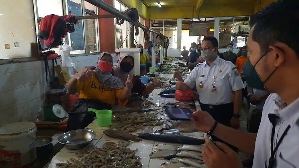 Gubernur Anies Dapat Ucapan Selamat Ulang Tahun dari Emak-emak di Pasar Kopro 