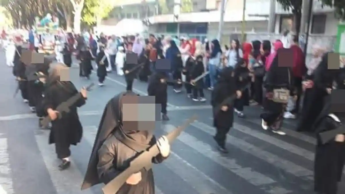 Viral Video Murid TK Karnaval Berkostum Serba Hitam Bawa Replika Senjata, Ternyata Ini Tujuannya