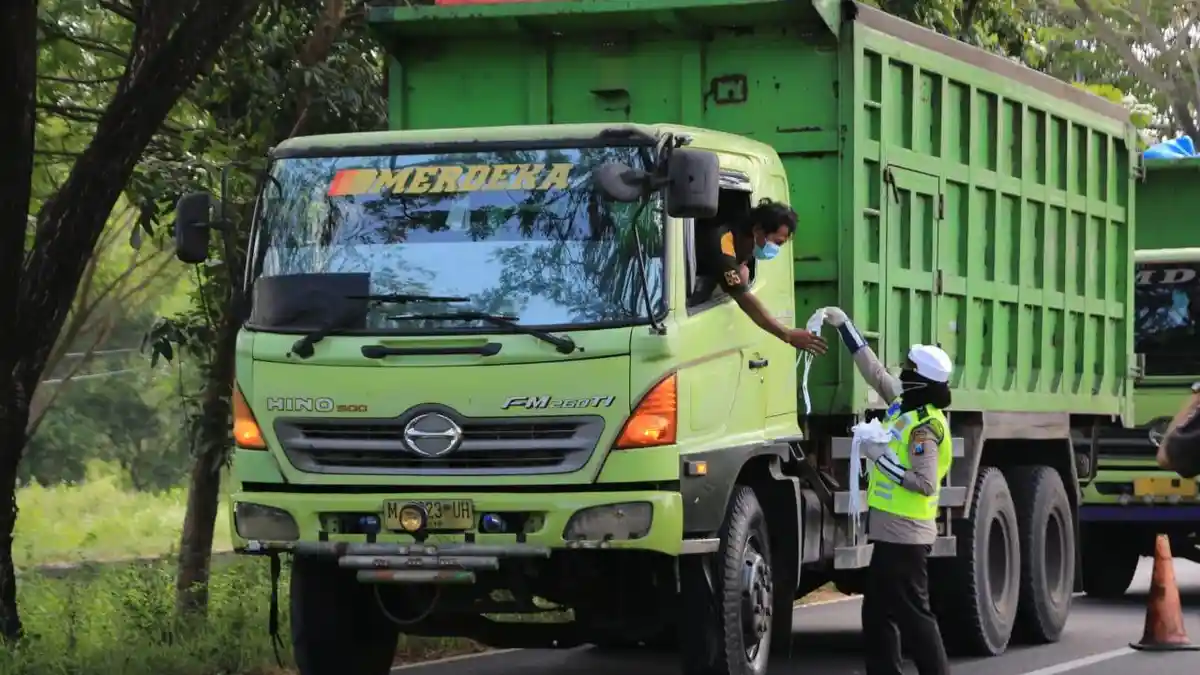 Srikandi Polda Jatim Bagikan Sembako di Zona Merah Madura