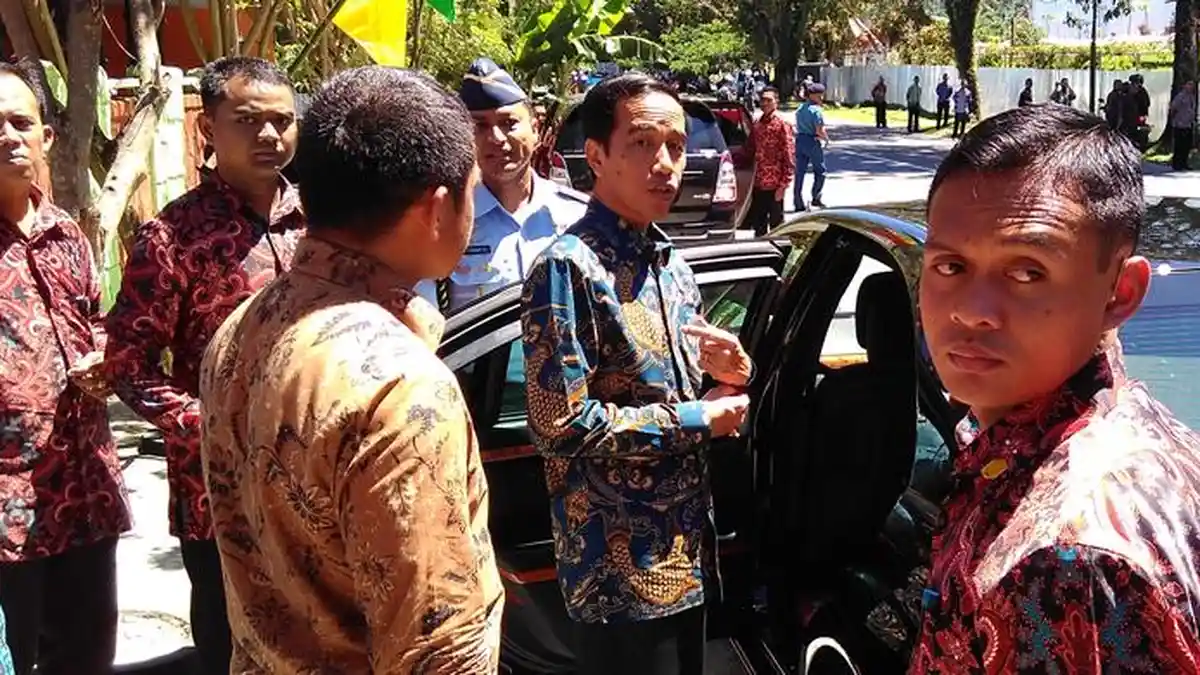 Naik Heli ke Pulau Buru, Presiden Bagi-bagi Kaus 'Joko Widodo'