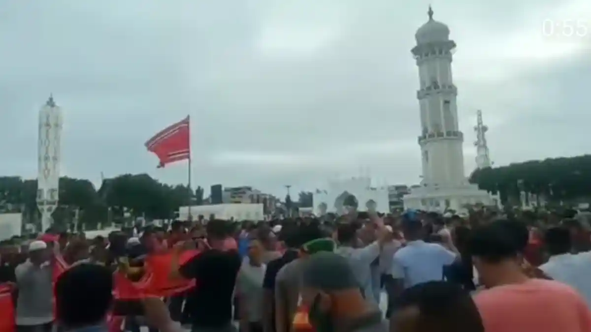 Saat Bendera Bulan Bintang Berkibar di Masjid Raya Baiturrahman