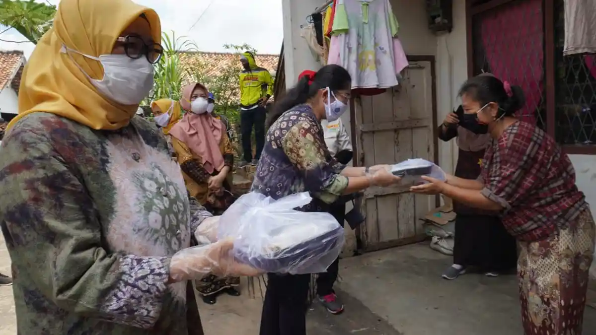 Feby Deru Ulurkan Bantuan Bagi Warga Tak Mampu