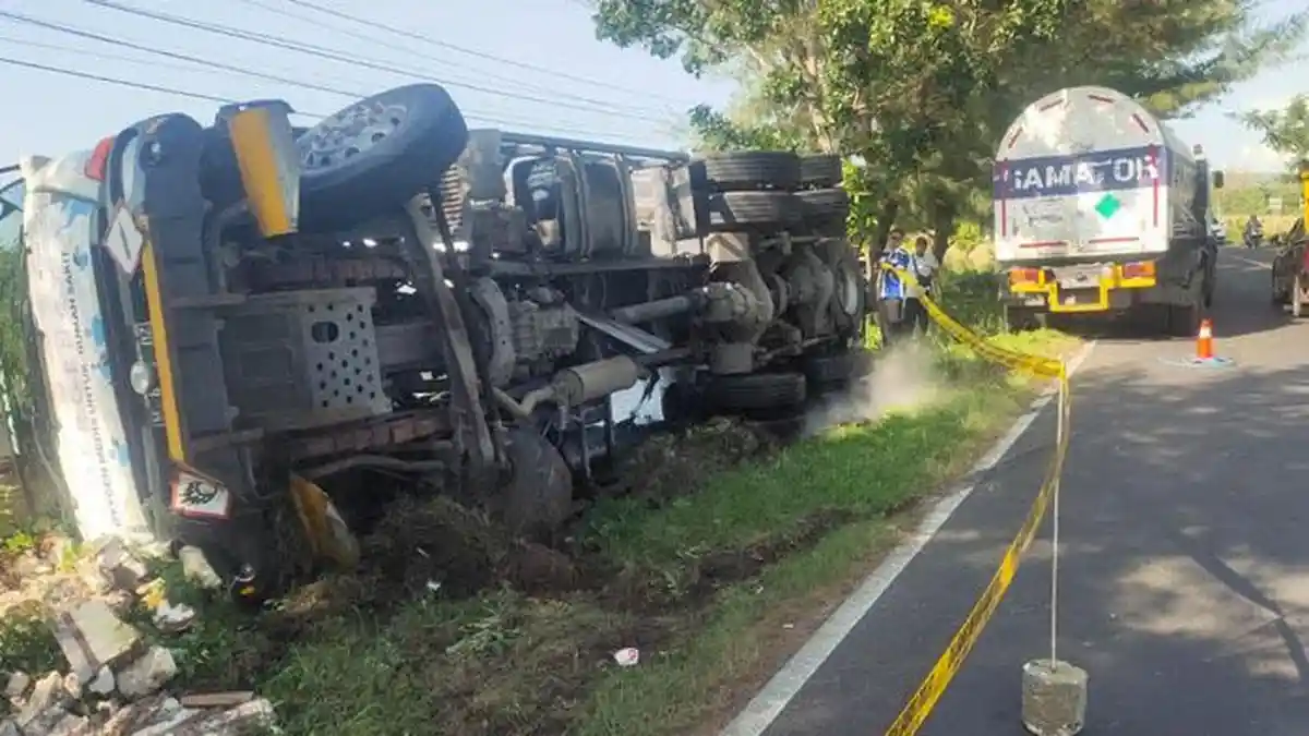 Truk Penyuplai Oksigen ke RSUD dr H Moh Anwar Sumenep Terguling, Keluar Asap, Warga Takut Melintas