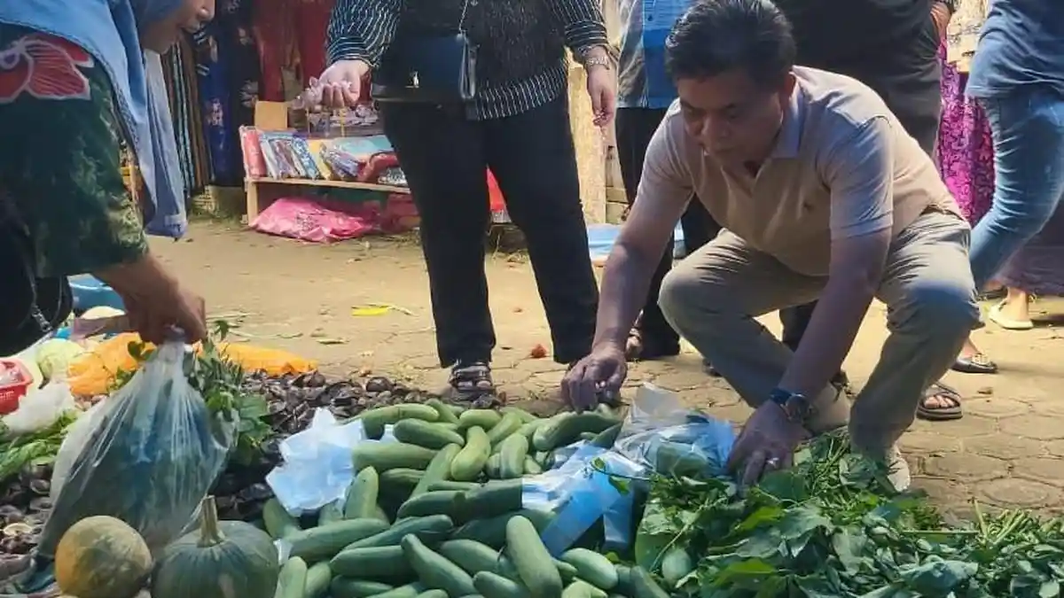 H. Sarluman Siregar Berdialog dengan Pedagang di Pasar: Dengar Keluhan Harga Pangan