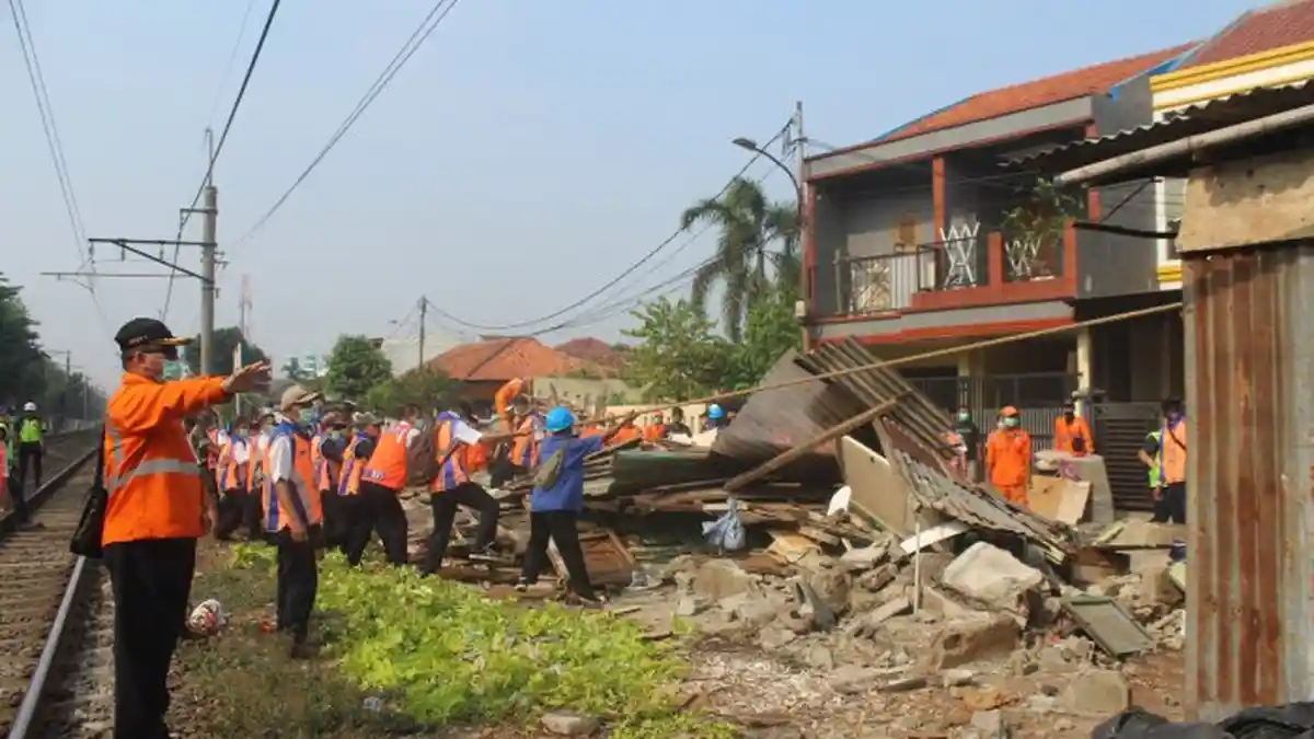 Dinilai Ganggu Perjalanan Kereta Api, 45 Bangunan di Pasar Minggu Ditertibkan