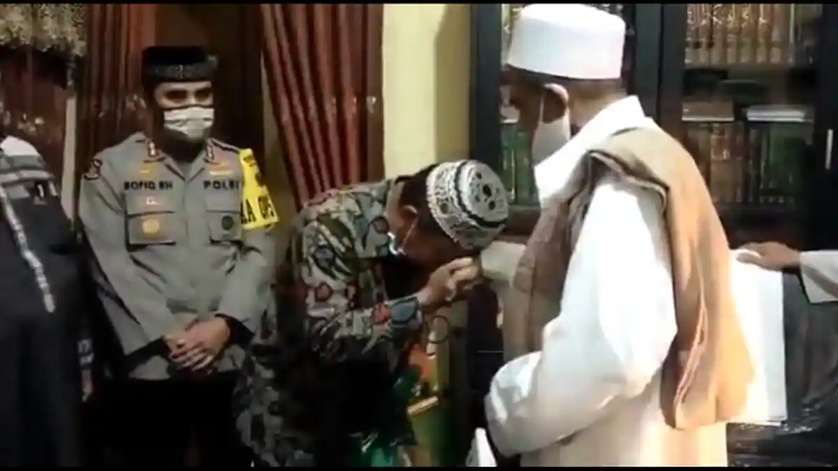 Berani Akui Kekhilafan dan Meminta Maaf kepada Habib Umar Assegaf,  Asmadi Diganjar Hadiah Umroh