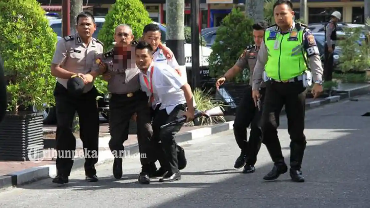 INILAH 5 Fakta Mencekam Serangan Teror di Mapolda Riau, Terduga Bawa Samurai dan Korban Tewas