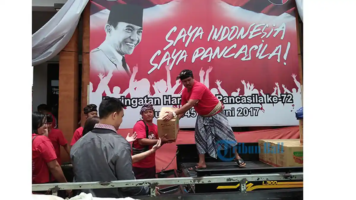Peduli Nasib Pengungsi, Warga Pupuan Serahkan Bantuan Ke DPC PDI P Tabanan