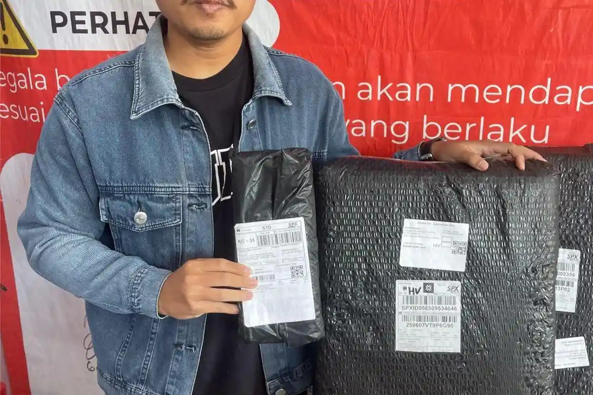 Pria Lumajang ini Bingung Dapat Kiriman Paket Misterius Bertubi-tubi, Isinya Mencengangkan