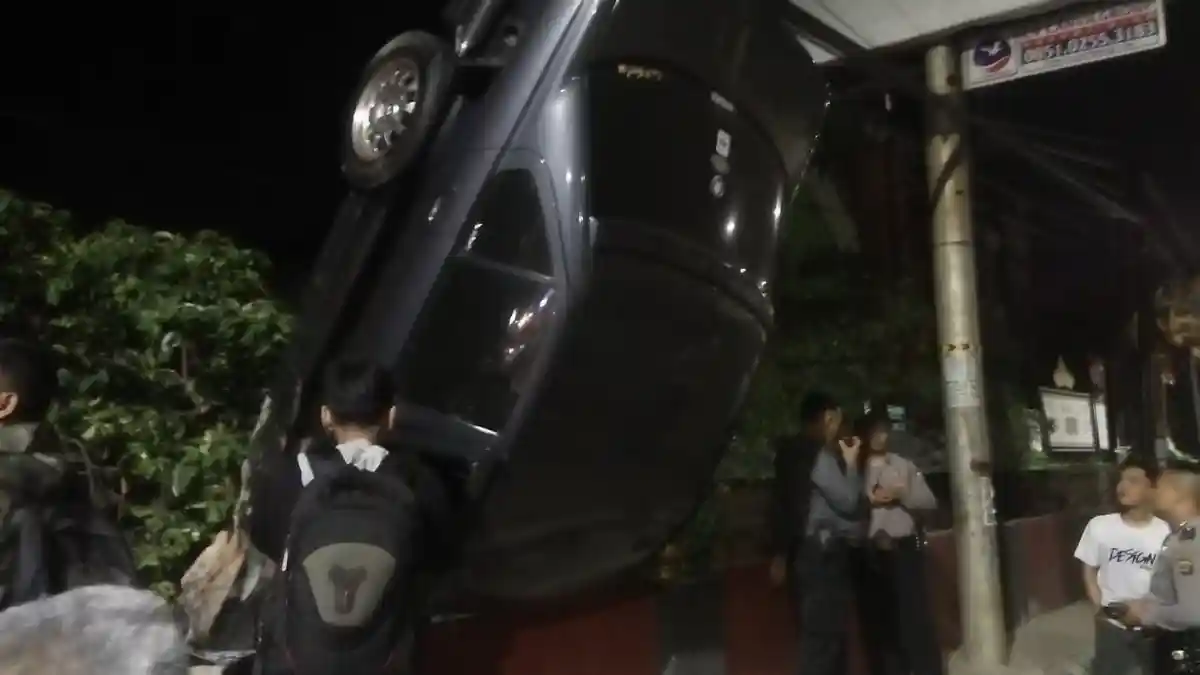 Mobil BMW dan Avanza Terlibat Kecelakaan di Underpass Unila, BWM Sampai Terbalik Tabrak Tembok Makam