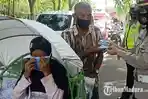 satlantas-polres-pamekasan-madura-membagikan-masker-dan-hand-sanitizer-gratis.jpg