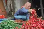 Pedagang-cabai-yang-berjualan-di-pasar-tradisional-Kabanjahe-Okta-memilah-cabai.jpg