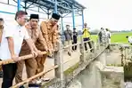 Tingkatkan Kendali Banjir Sungai Cirarab, Andra Soni Pastikan Pintu Air Bendung Sarakan Berfungsi