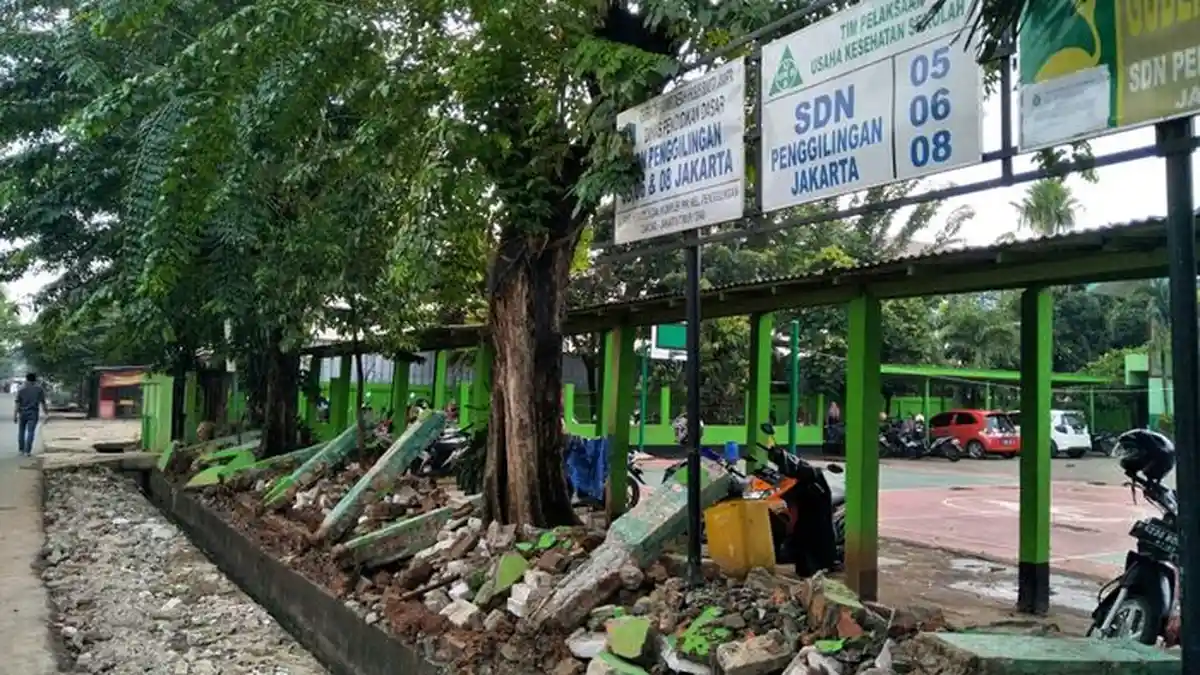 Tembok Pagar Depan SDN 05, 06 dan 08 Penggilingan  Roboh Sepanjang 50 Meter