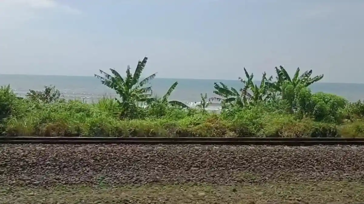 Jalur Kereta Semarang Miliki Pemandangan Laut yang Jadi Daya Tarik Para Pelancong