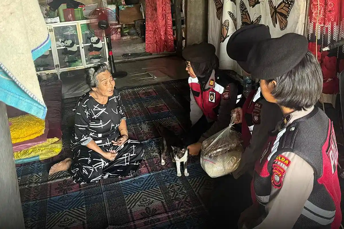 Polwan Samapta Polda Kalbar Laksanakan Cipta Kondisi jelang Pilkada Serentak dengan Bakti Sosial